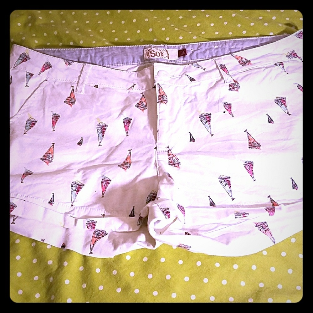 White cuffed shorts with sailboat pattern